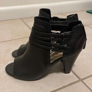 Liz Claiborne heels size 8